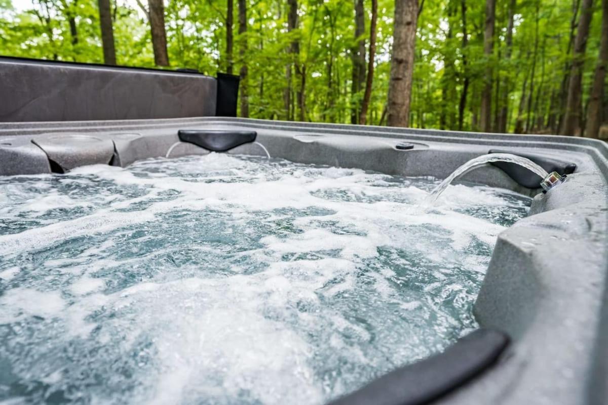 Huge Cabin W Hot Tub, Deck, Grill, Fire Pit, Wifi バークレー・スプリングス エクステリア 写真