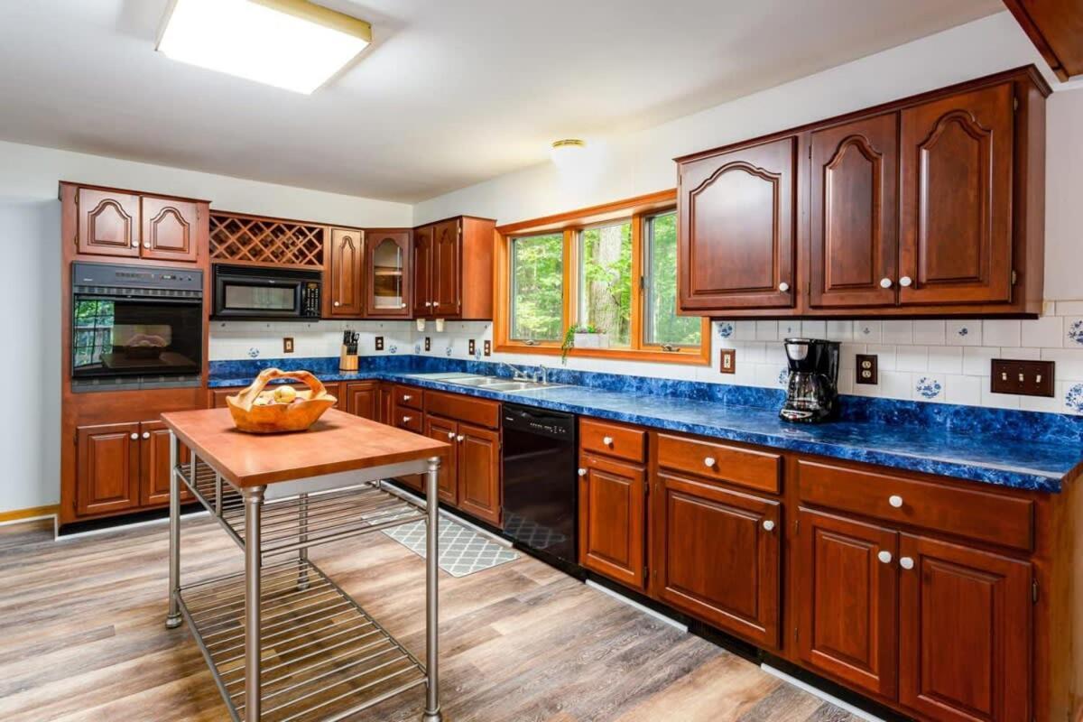 Huge Cabin W Hot Tub, Deck, Grill, Fire Pit, Wifi バークレー・スプリングス エクステリア 写真