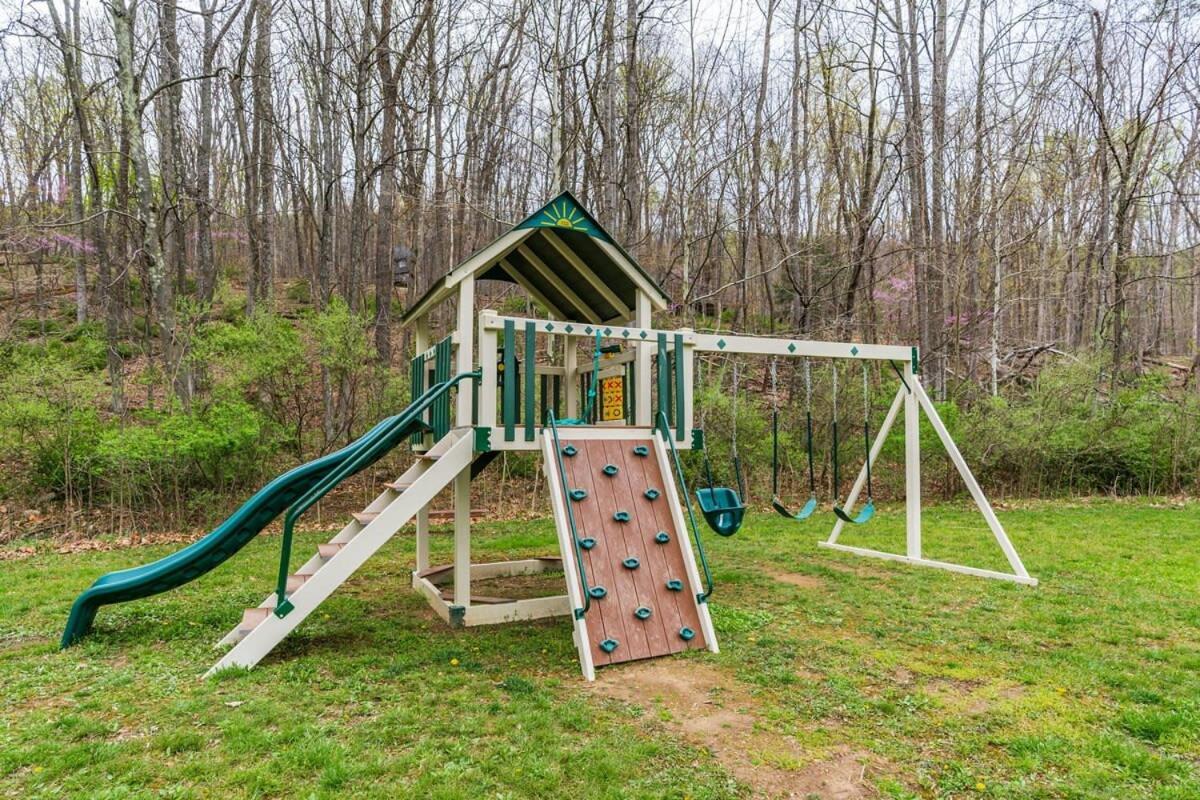 Huge Cabin W Hot Tub, Deck, Grill, Fire Pit, Wifi バークレー・スプリングス エクステリア 写真