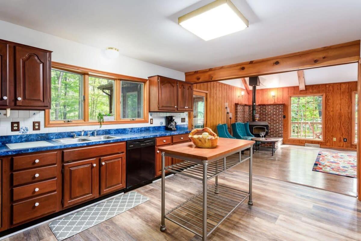 Huge Cabin W Hot Tub, Deck, Grill, Fire Pit, Wifi バークレー・スプリングス エクステリア 写真