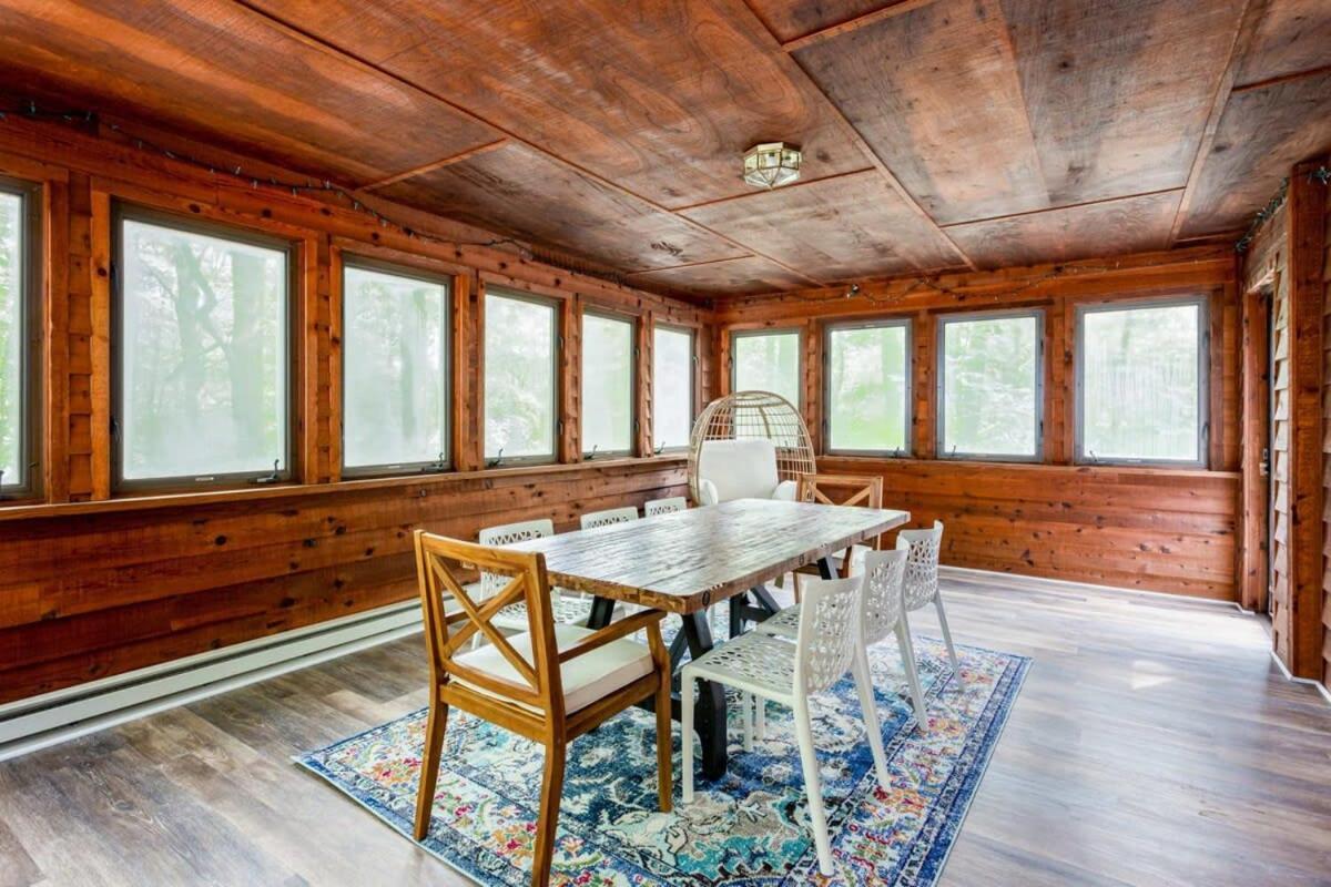 Huge Cabin W Hot Tub, Deck, Grill, Fire Pit, Wifi バークレー・スプリングス エクステリア 写真