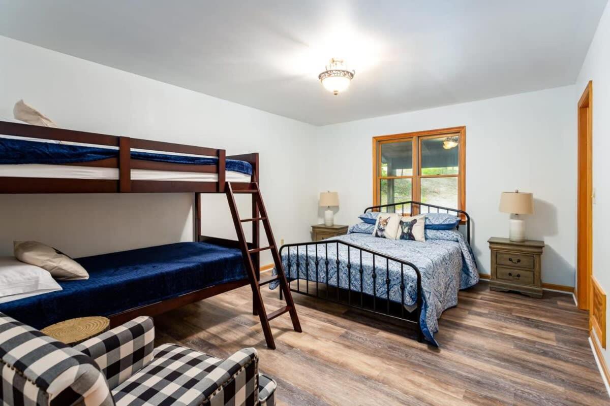 Huge Cabin W Hot Tub, Deck, Grill, Fire Pit, Wifi バークレー・スプリングス エクステリア 写真